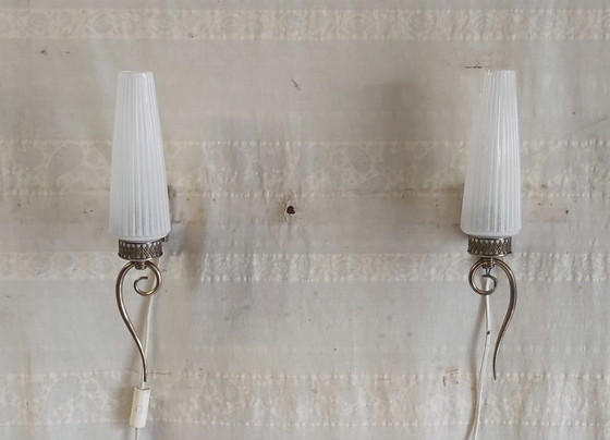 Image 1 of Applique moderniste in ottone e vetro opalino - metà del XX secolo