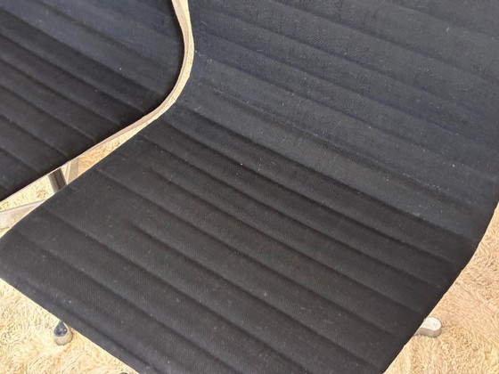 Image 1 of Chaises en aluminium modèle EA 105, conçues par Eames pour Herman Miller, années 1970, lot de 2