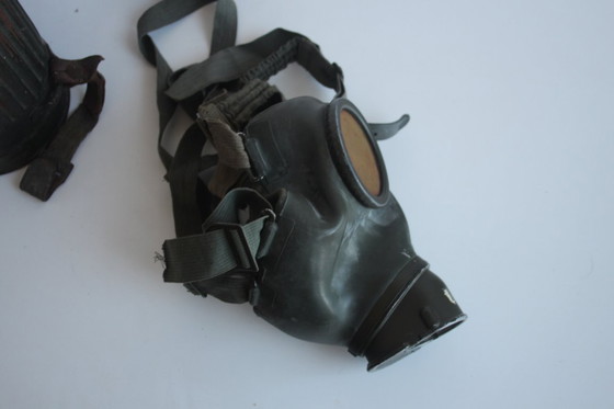 Image 1 of Origineel gasmasker uit de Tweede Wereldoorlog met naamplaatje en soldatenrang, circa 1940