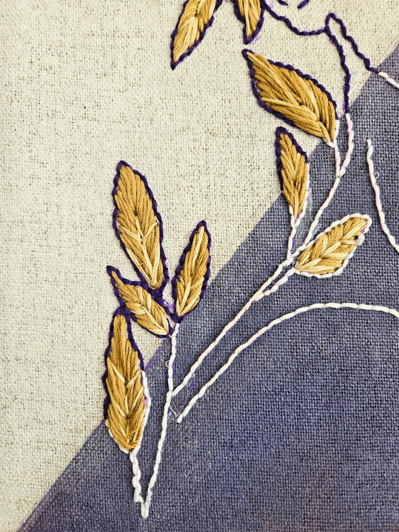 Image 1 of Ricamo fatto a mano su tela – Linea floreale viola su tela di lino – 45 x 35 cm