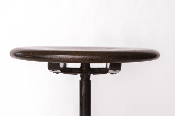 Image 1 of Vintage draaikruk - 1950/1960 Duitse industriële beuk of eik, donker gebeitst, Mid Century ontwerp