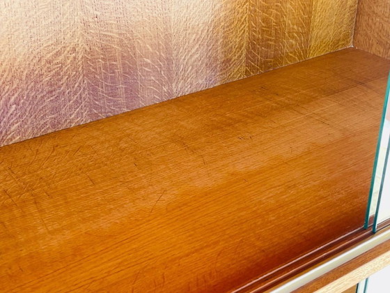 Image 1 of Librería de roble de mediados de siglo, con puertas correderas de cristal, década de 1960