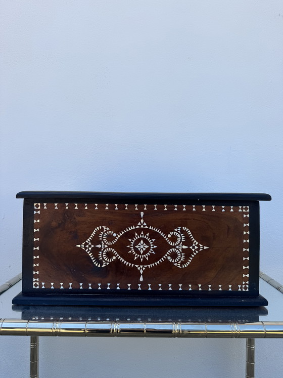 Image 1 of Antico baule orientale con intarsi in madreperla