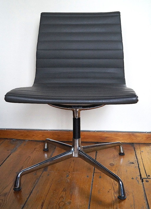 Eames EA 101 Stuhl