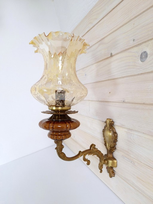 Vintage messing wandlamp met keramische toevoeging en amberkleurige kap / Joegoslavië, jaren 70