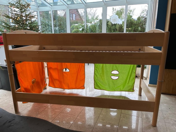 Image 1 of Lit enfant bas (haut) en bois de hêtre naturel, avec escalier et rideaux colorés