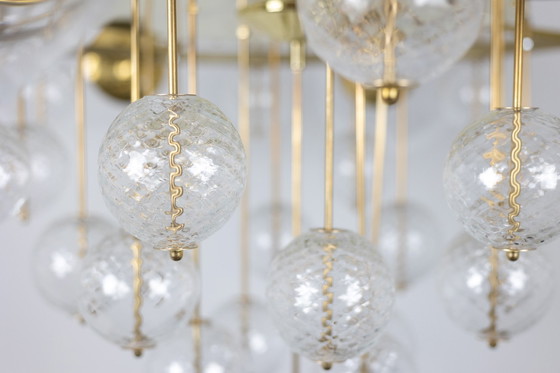 Image 1 of Grande lampadario in ottone dorato e sfere decorative, anni '70