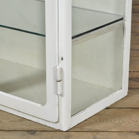 Metalen vitrinekast, circa 1930, Vitrinekasten, Metaal, Glas, Wit, Vintage (foto 9 van 12)