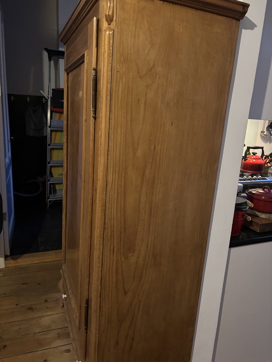 Image 1 of Antiker Kiefernschrank
