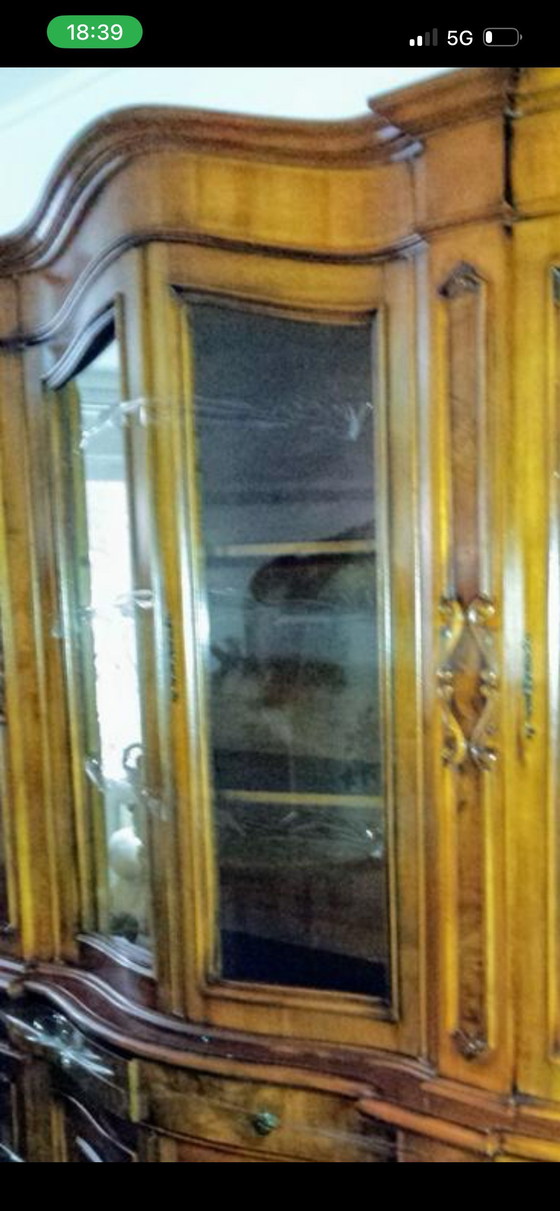 Image 1 of Vetrina curva classica in noce