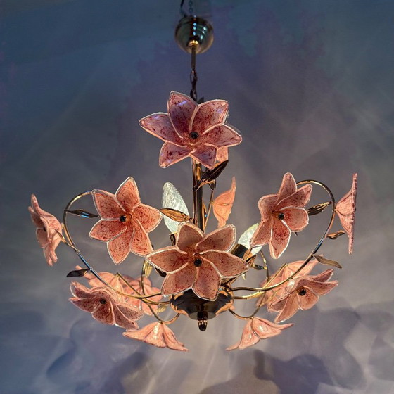 Murano rosa Glasblumen-Kronleuchter, 1970er Jahre, Metall (Foto 3 von 15)
