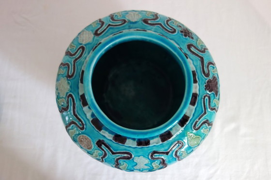 Image 1 of Ein Paar gedeckter Vasen aus Keramik, China, Mitte 20.