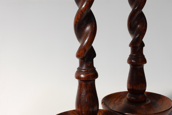 Image 1 of Paar französische Gerstenkorn-Kerzenleuchter aus Holz mit versilberten Bögen, um 1850. 1850