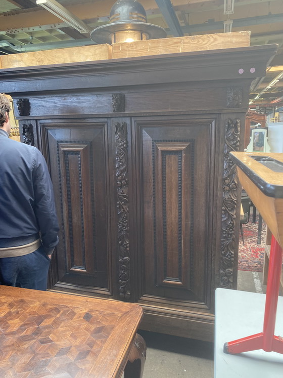 Image 1 of Armario antiguo de madera con detalles únicos