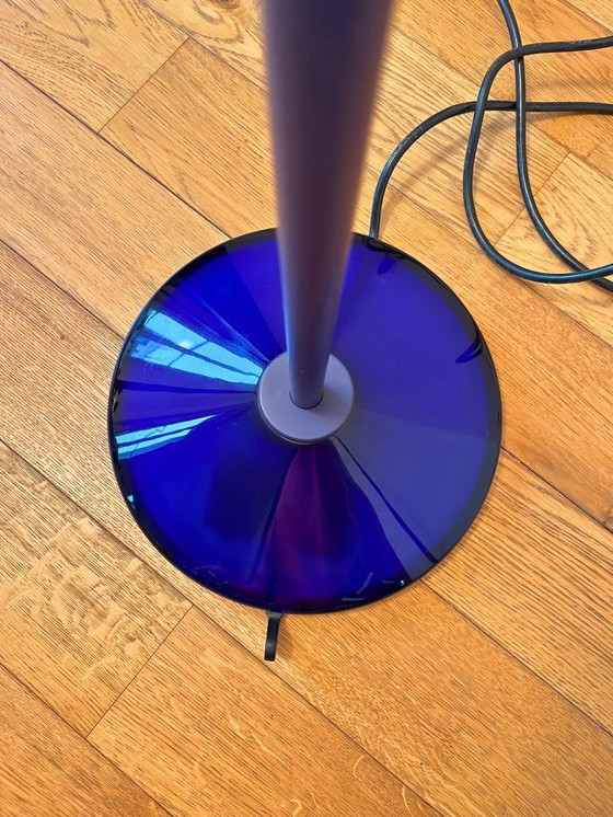 Image 1 of Seltenes Paar Arteluce „Jill“ Stehlampen aus blauem Muranoglas – Italienisches Design aus den 1970er Jahren