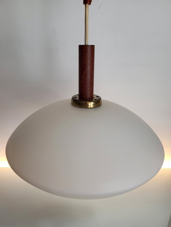 Image 1 of Lampada a sospensione vintage in vetro opalino, stile scandinavo, teak, anni '60