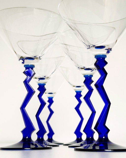 Un ensemble de 6 verres à Martini rares avec un pied en zig zag bleu cobalt