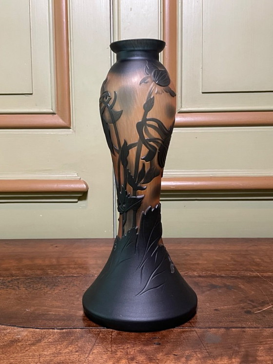 Image 1 of Vasen signiert DE VANNES – mehrschichtiges Glas – florales Dekor – 31 und 32 cm