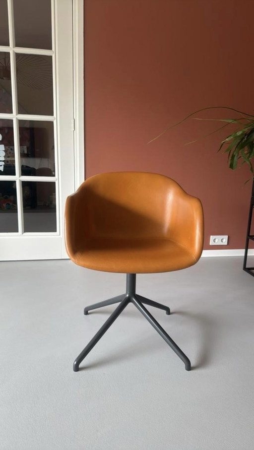 Chaise de salle à manger en cuir Muuto Fiber avec accoudoir. Piétement pivotant