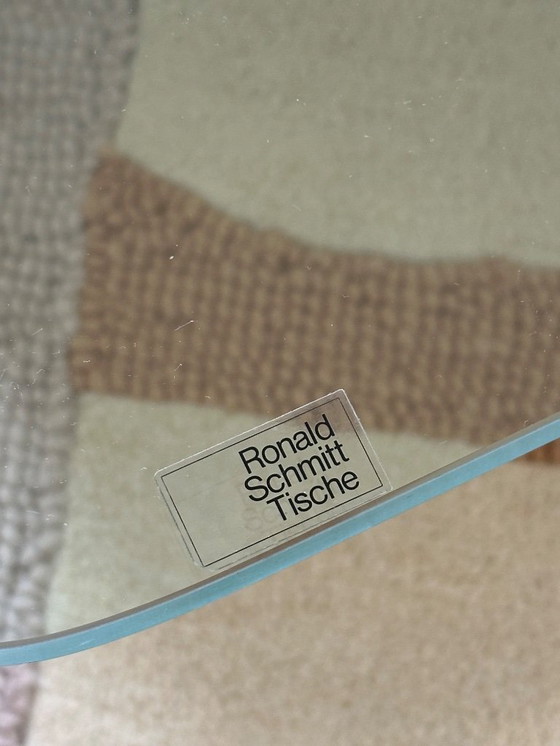 Image 1 of Glazen druppelvormige salontafel op travertin poot 