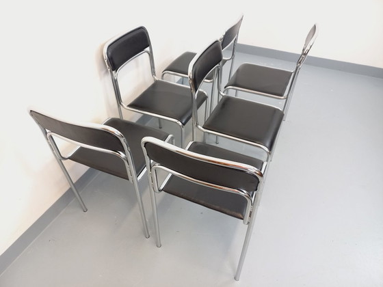 Image 1 of Suite de 6 chaises italiennes empilables vintage en métal chromé et skai noir des années 70 80