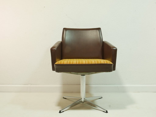 Vintage draaibare fauteuil uit de jaren 70, fauteuil in mid-century stijl, bruin kunstleer, chromen onderstel, retro loungestoel