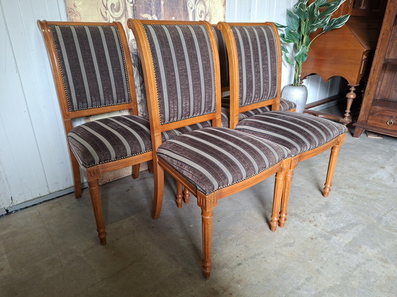 Image 1 of Klassieke kersenhouten eetkamerstoelen licht gebruikssporen bekleding afm: 51x46m en 100cm hoog. Zithoogte 46cm.
