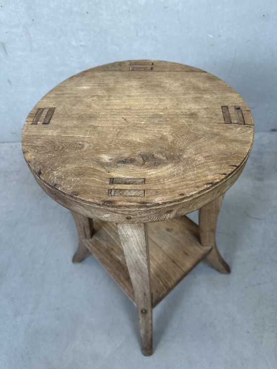Image 1 of Alter runder Beistelltisch
