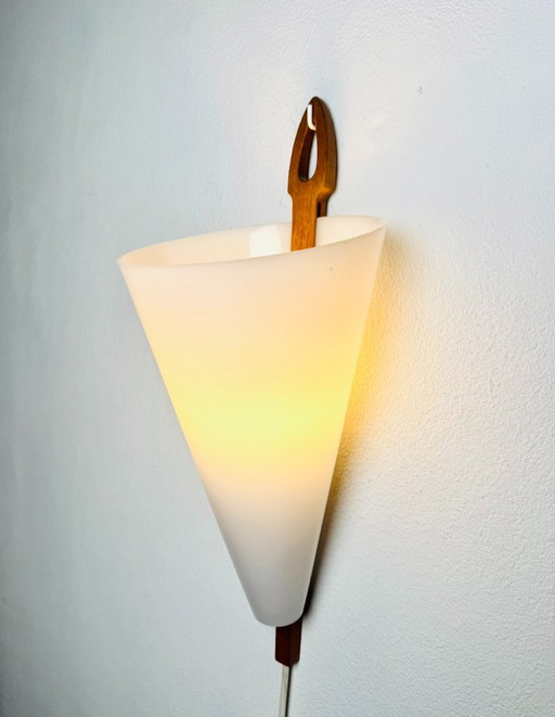 Aplique cónico de Hans-Agne Jakobsson para Markaryd, Suecia, años 60