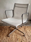 4 x Vitra Eames EA108 weiße Netweave, drehbar