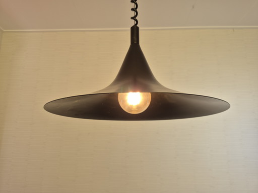 Heksenhoed lamp zwart metaal. Vintage hanglamp jaren 60.