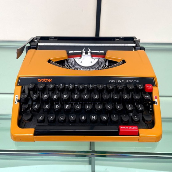 Image 1 of Macchina da scrivere Brother Deluxe 250TR gialla degli anni '70 con custodia, prodotta in Giappone.