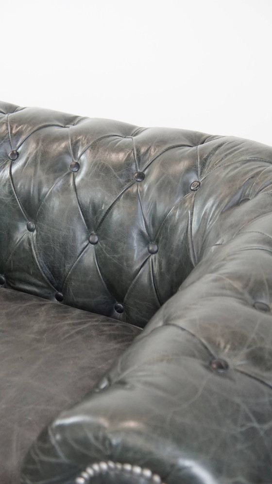 Image 1 of Ruime zwarte chesterfield fauteuil van generfd rundleer