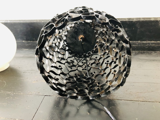 Image 1 of Zwarte smeedijzeren lamp met een handgemaakte witte bol.