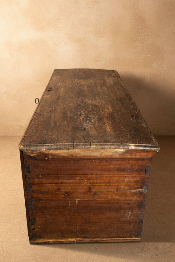 Image 1 of Cassapanca in legno con coperchio, fine XVIII secolo.