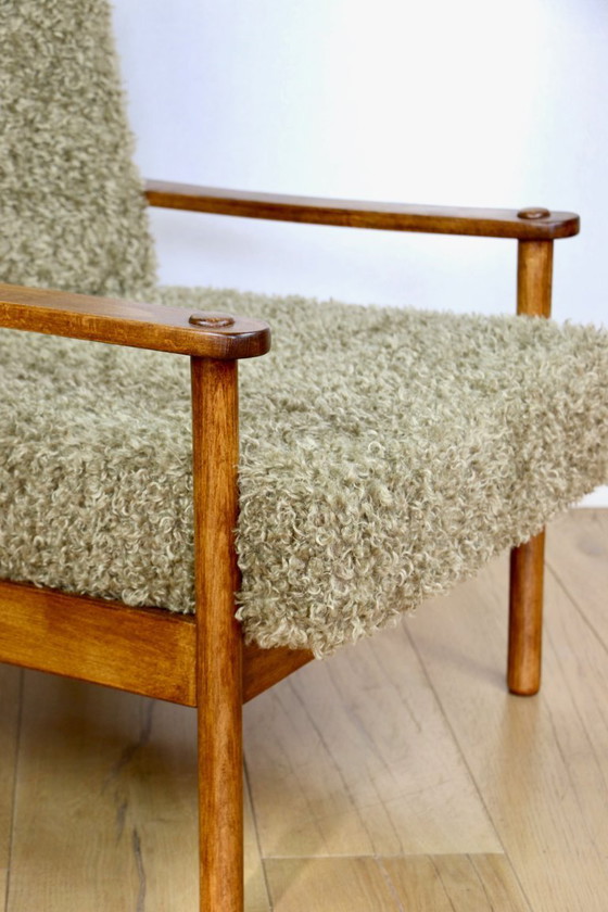 Image 1 of Poltrona vintage in legno marrone, verde oliva, con cuscini a pelo lungo sfoderabili.