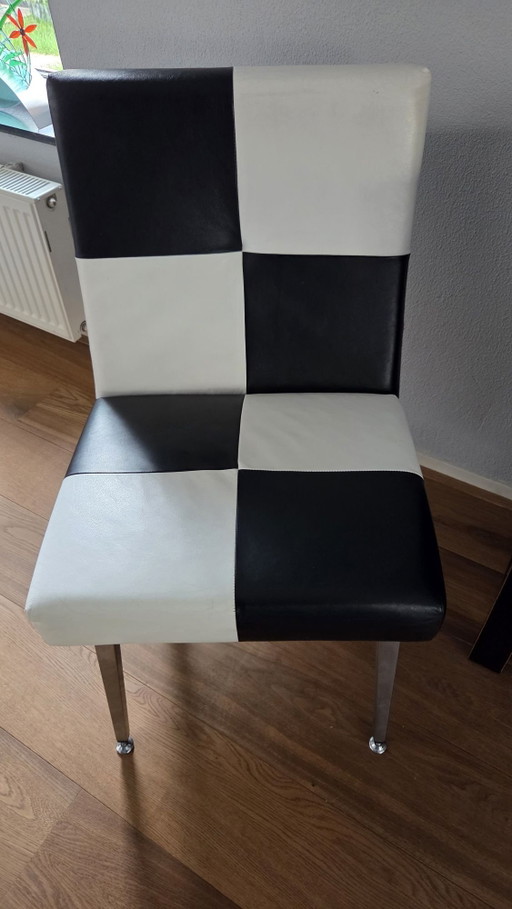 Einzigartiger schwarz-weiß karierter Lederstuhl mit Edelstahlbein