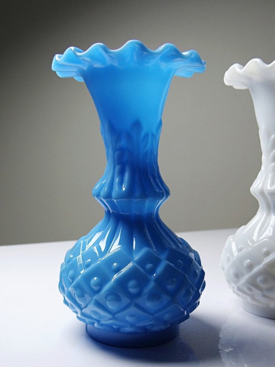 Een paar kleine vintage vaasjes van wit en blauw opaalglas, versierd met ananassen. – Vazen (photo 5 of 12)