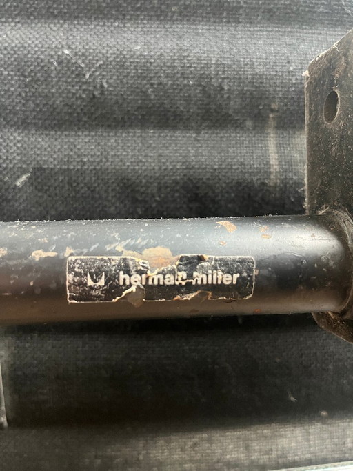 Vitra Eames EA117 - Vintage, geen 5, maar 4 poot – draaistoelen, Aluminium (photo 2 of 19)
