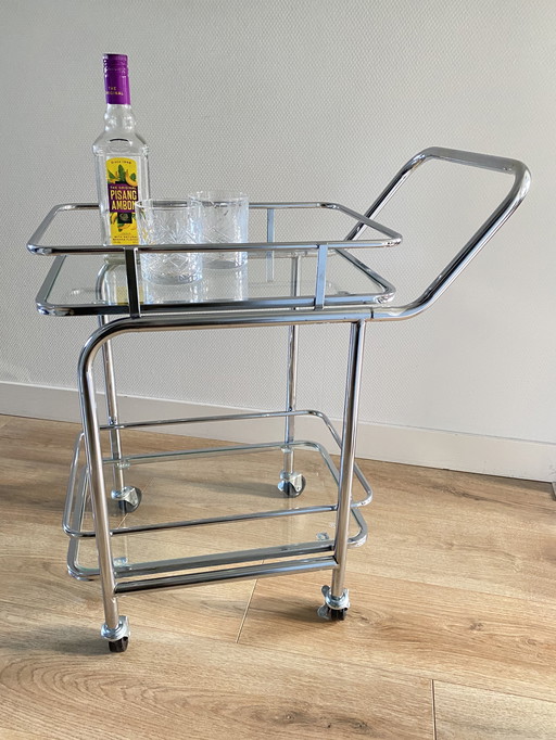 Petit chariot de service vintage en acier inoxydable et verre.