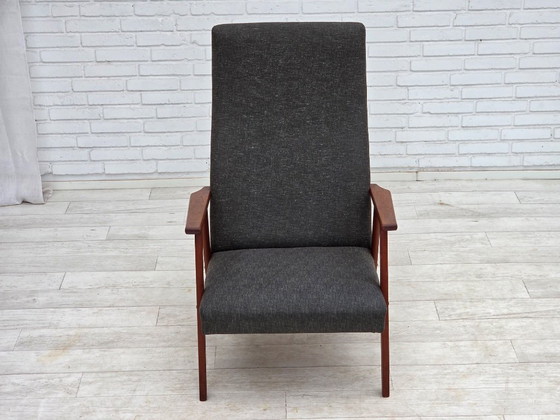Image 1 of Sillón danés de respaldo alto de la década de 1970, tapizado en tela y madera de teca.