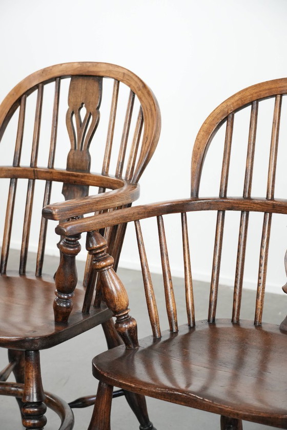Image 1 of 2 antike Windsor-Stühle mit Charakter und schöner Farbgebung