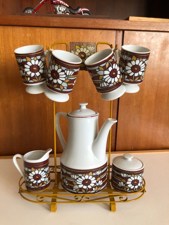 Image 1 of Vintage retro theeservies flower power jaren 60 waarschijnlijk van het merk Enesco aan bijbehorend metalen rek hoogte 32 b 28 d 