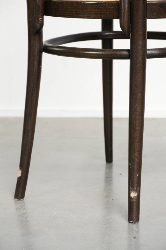 Image 1 of 2 chaises vintage originales Thonet, modèle Long John, avec accoudoirs, dossier haut, assise et dossier en sangles.
