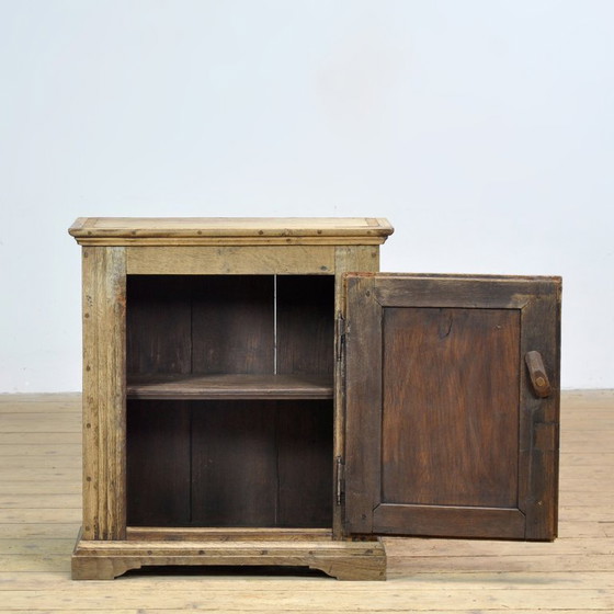 Image 1 of Petit meuble en chêne, vers 1820