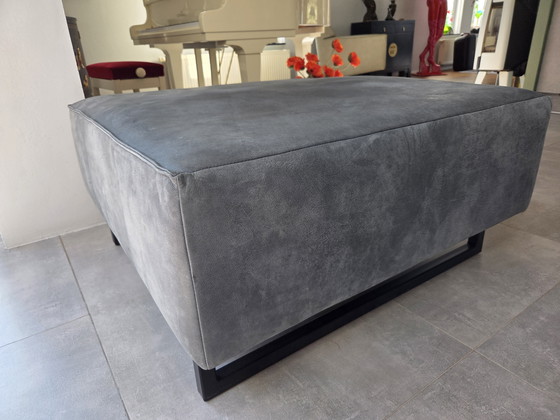 Image 1 of Grote leren poef/hocker in grijs/jeansblauw leder.