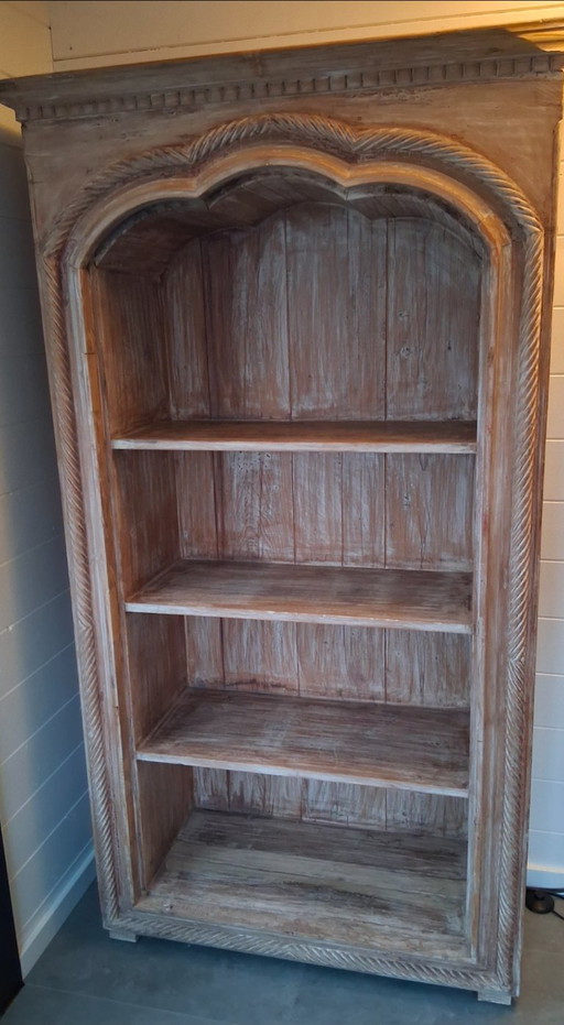 Armoire rustique sculptée à la main