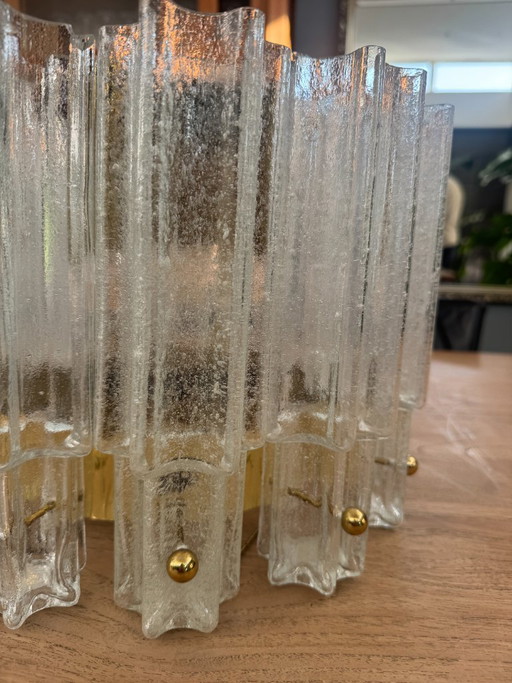 Grande lampada a sospensione con elementi in vetro soffiato a mano su base in ottone, realizzata da Glashütte Limburg.