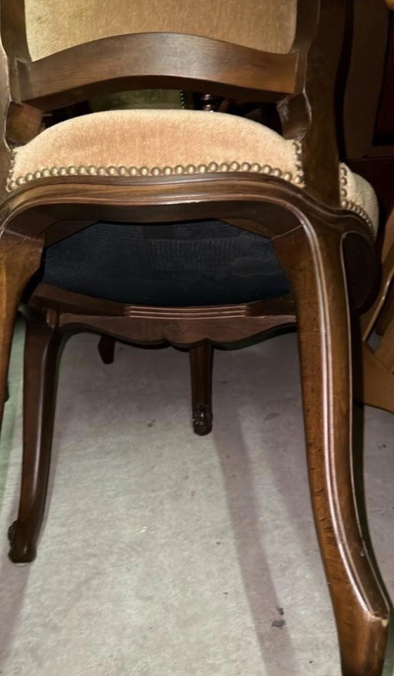 Image 1 of 4 chaises de salle à manger classiques en noyer