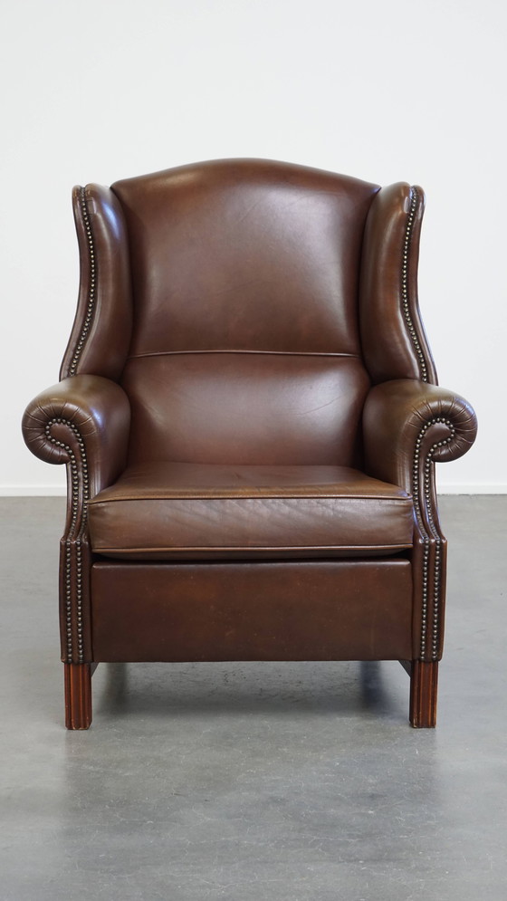 Image 1 of Grote Donkerbruine Gladde Rundleren Chesterfield Oorfauteuil